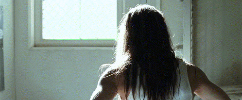 mirada-atras-mirando-hacia-atras.gif