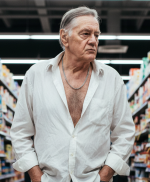 montrer cet homme de face, marchant dans une allée de supermarché, les mains dan - Copie.png